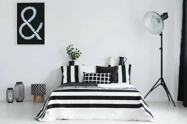 Quarto com cama e decorações — Fotografia de Stock