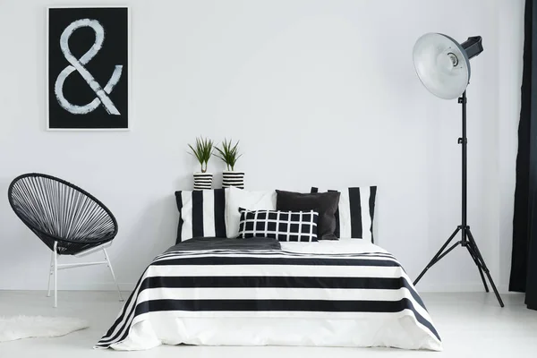 Quarto com cama, lâmpada e cadeira — Fotografia de Stock