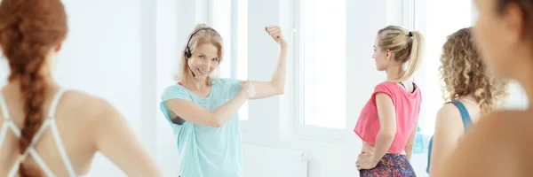 Senhora instrutora durante as aulas de fitness — Fotografia de Stock