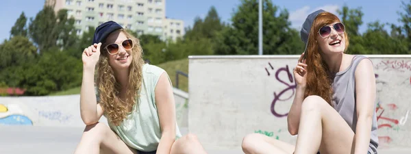 Chicas sentadas en el skatepark — Foto de Stock