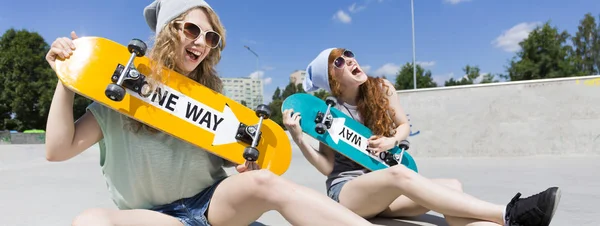 Laughing friends with skateboards — Stock Photo, Image