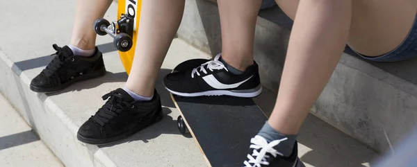 Adolescentes piernas en zapatos deportivos —  Fotos de Stock