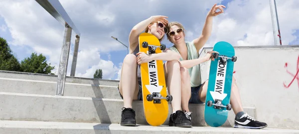 Usmívající se dospívající dívky se skateboardy — Stock fotografie