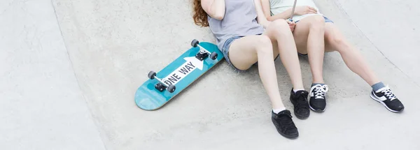 Skateboarderi de sex feminin în skatepark — Fotografie, imagine de stoc