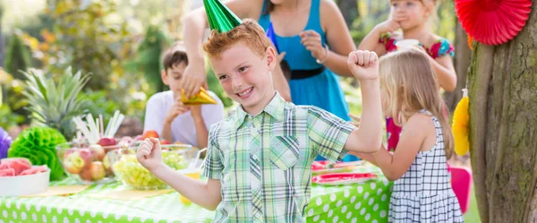 Rapaz a desfrutar da festa — Fotografia de Stock