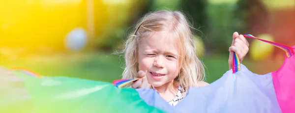 Giovane ragazza che gioca — Foto Stock