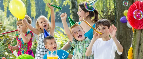 Дети празднуют день рождения своего друга — стоковое фото
