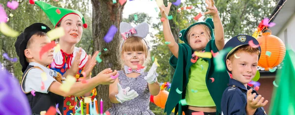 Kinderen genieten van de confetti-regen — Stockfoto