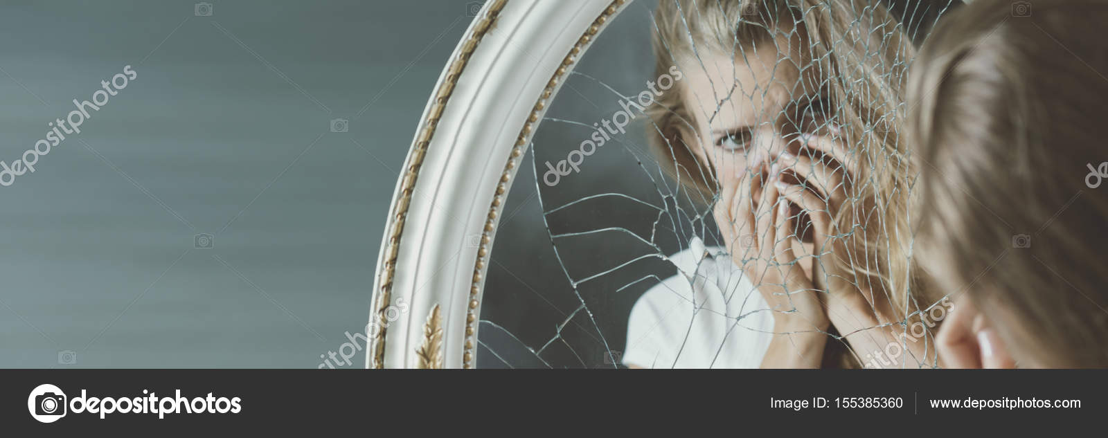 Ненавижу свое отражение. Девушка в разбитом зеркале. Разбитое зеркало отражение. Треснутое зеркало. Отражение в треснутом зеркале.