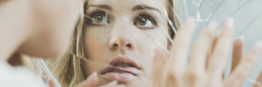 Korkmuş kadın bir aynada yansıması