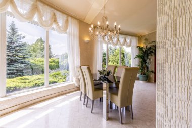 Tablo ile geniş yemek odası