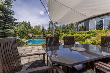 Dış mekan mobilyaları kümesi ve Yüzme Havuzu