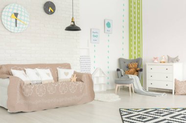 Kaktüs duvar kağıdı ile bebek odası