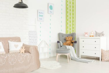 Pastel aksesuarları ile bebek odası