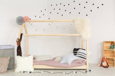 Ahşap yatak ve yumuşak aksesuarları