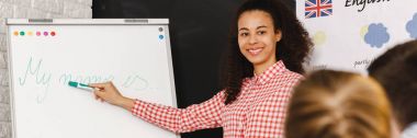 Sınıflarda İngilizce öğretmeni