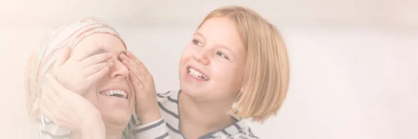 Menina brincando com a mãe — Fotografia de Stock