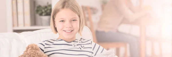 Quarto com menina sorridente — Fotografia de Stock