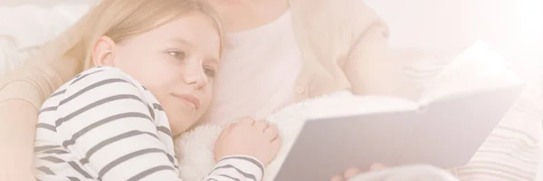 Daughter reading with mother — Stock Photo, Image