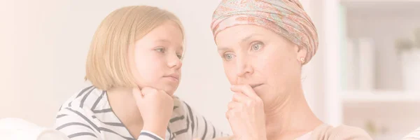 Mädchen schaut kranke Mutter an — Stockfoto