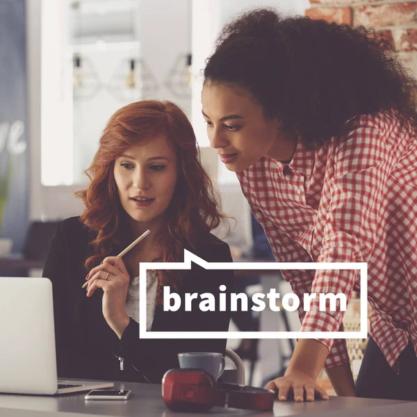 Kvinnor brainstorming för ny start — Stockfoto