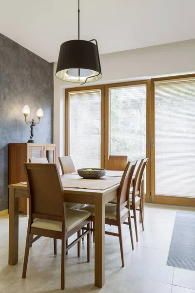 Sala de jantar clássica com mesa de madeira — Fotografia de Stock