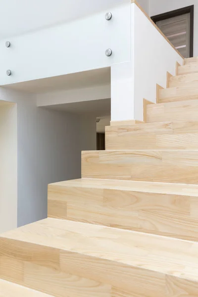 Salão minimalista e escadas de madeira — Fotografia de Stock