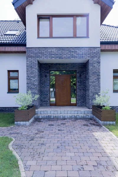 Elegant and modern main entrance — Stock Photo, Image