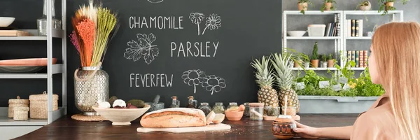 Mujer en su cocina — Foto de Stock