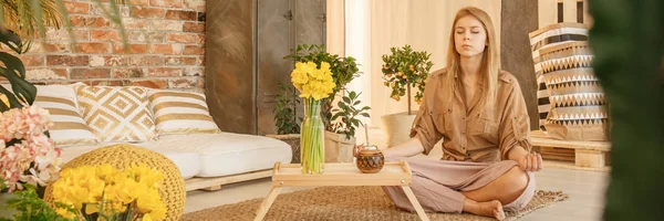 Mujer meditando en casa — Foto de Stock