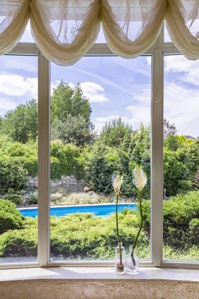 Großes Fenster mit Blick auf den Garten — Stockfoto