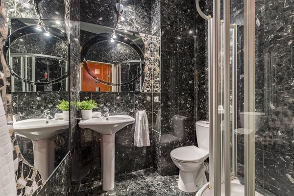 Kamar mandi desain baru dengan ubin hitam — Stok Foto
