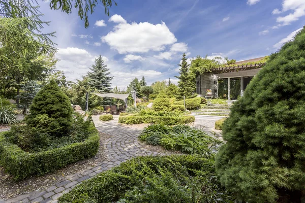 Ampio giardino con sentieri decorativi in pietra — Foto Stock
