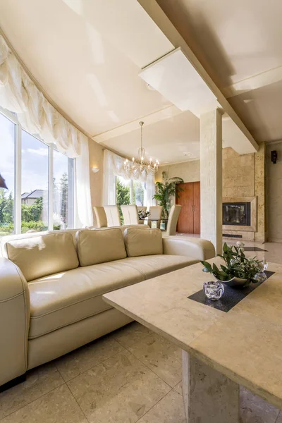 Interior con grandes ventanas, sofá beige — Foto de Stock