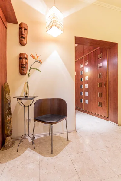 Porta de madeira com decorações estilo africano — Fotografia de Stock