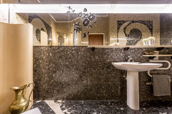 Dunkles Badezimmer mit Spiegel und Waschbecken — Stockfoto