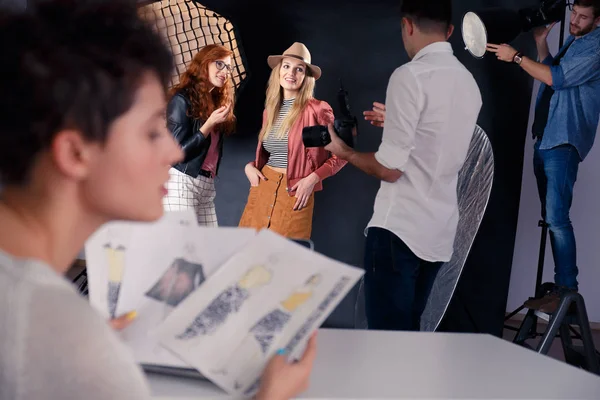 Modelos de moda conversando com fotógrafo — Fotografia de Stock
