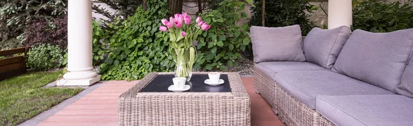 Koffietafel in de tuin — Stockfoto