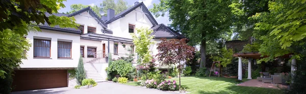 Großzügige Villa mit Schönheitsgarten — Stockfoto