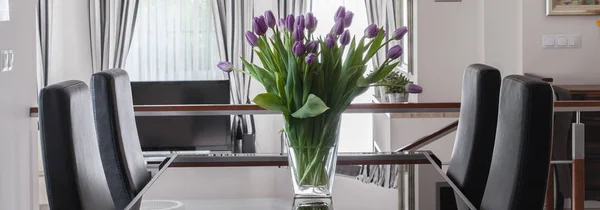 Violet tulips in dining room — Stock Photo, Image