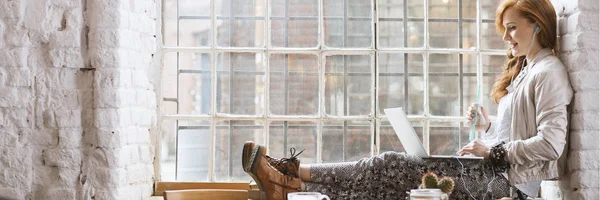 Mujer sentada en alféizar ventana — Foto de Stock