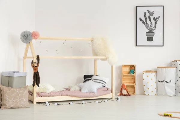 在北欧设计舒适婴儿房 — 图库照片