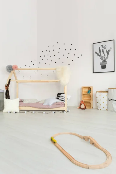 Crema de color delicado dormitorio de bebé —  Fotos de Stock