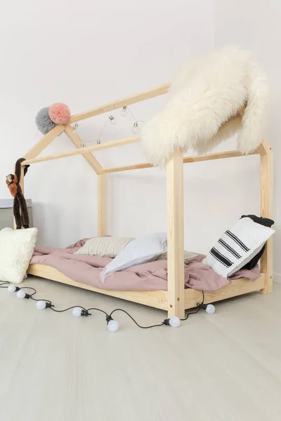 Детская спальня с пушистыми тканями — стоковое фото