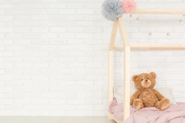 Teddy bear op babybed — Stockfoto