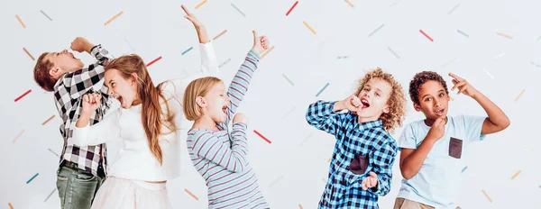 Kinderen doen alsof ze zingen — Stockfoto
