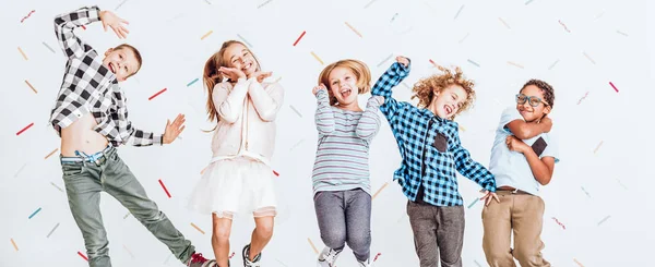 Crianças alegres pulando — Fotografia de Stock