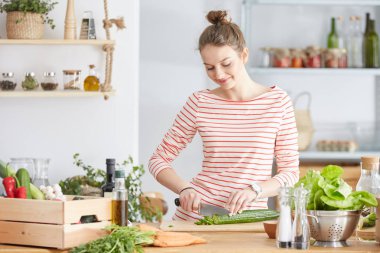 kadın bir salatalık kesme