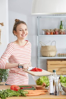 sağlıklı yemek hazırlama kadın