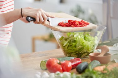 Bir salata hazırlayan aşçı